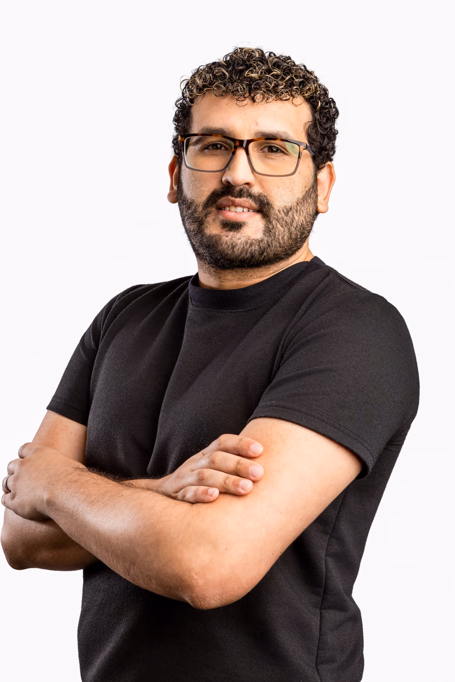 Profissional da ZAMP sentado, sorrindo; em seguida, a foto troca e ele aparece com um balde de frango do Popeyes