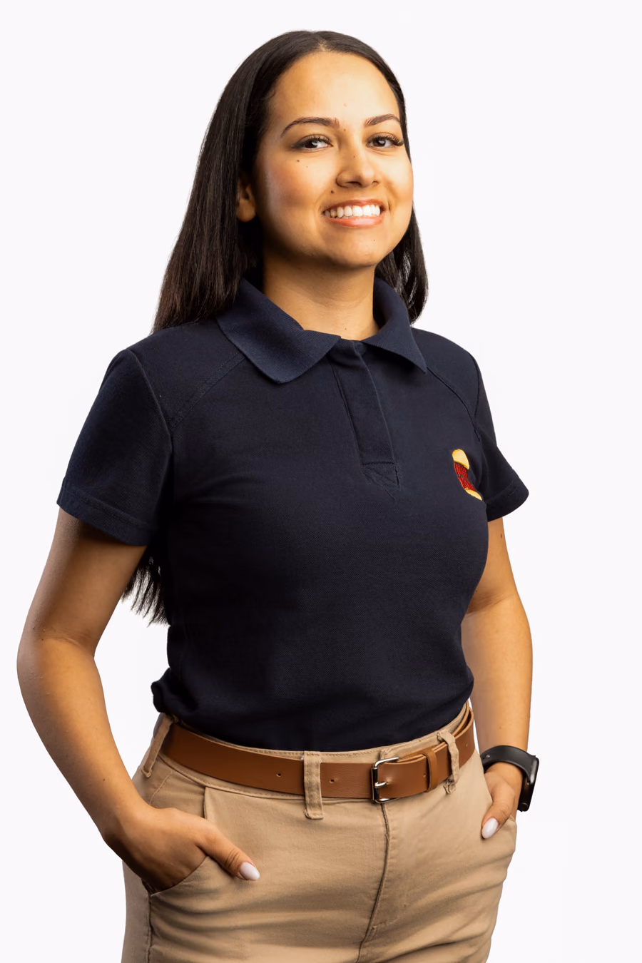 Colaboradora do Burger King de braços cruzados; em seguida, a foto troca e aparece com a coroa do Burger King, mordendo um sanduíche