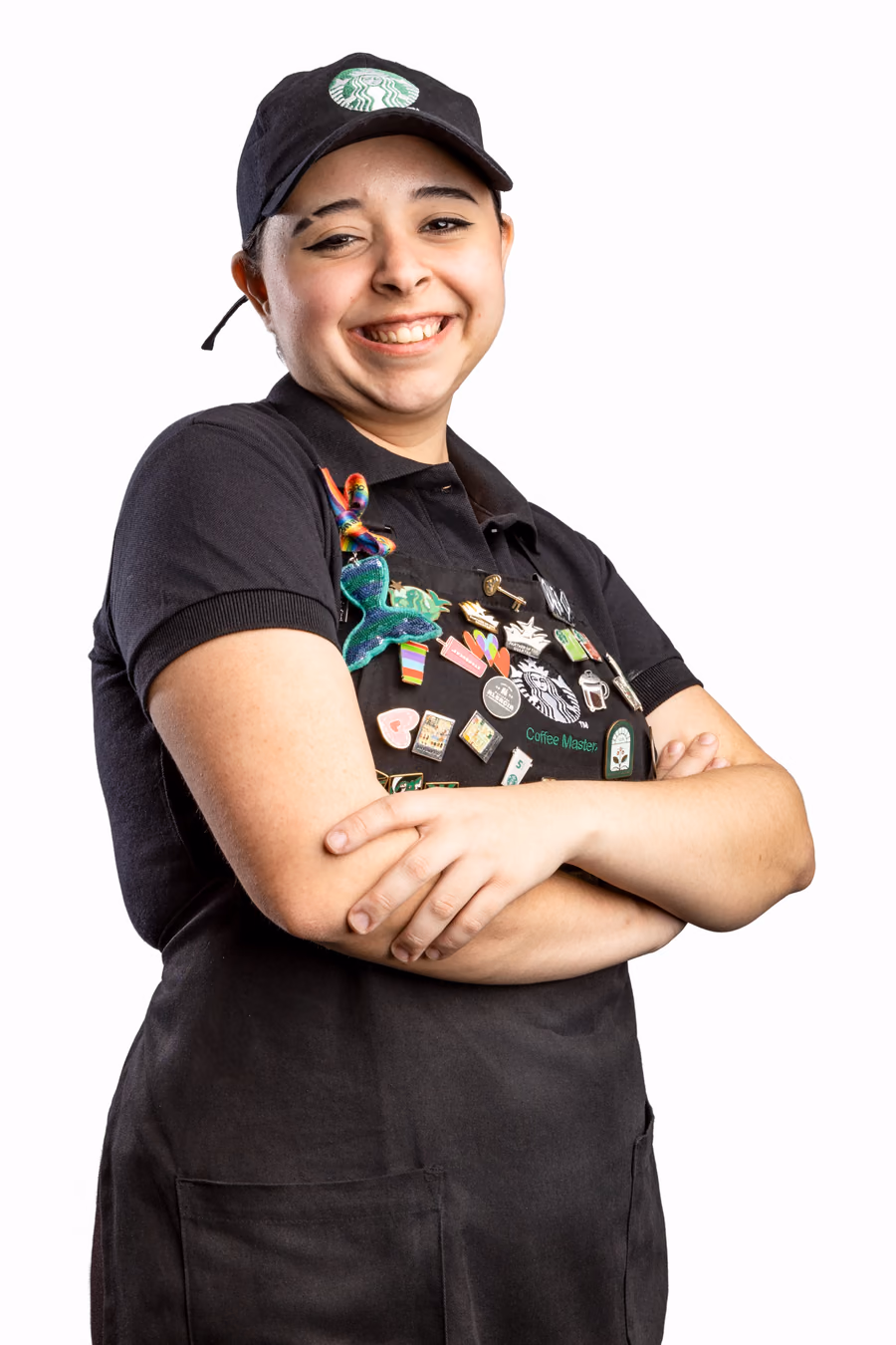 Barista do Starbucks de braços cruzados; em seguida, a foto troca e aparece erguendo um copo do Starbucks